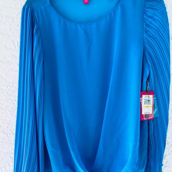 NEW Elegant Vince  Camuto Blouse with pleated sleeves! - Picture 3 of 8